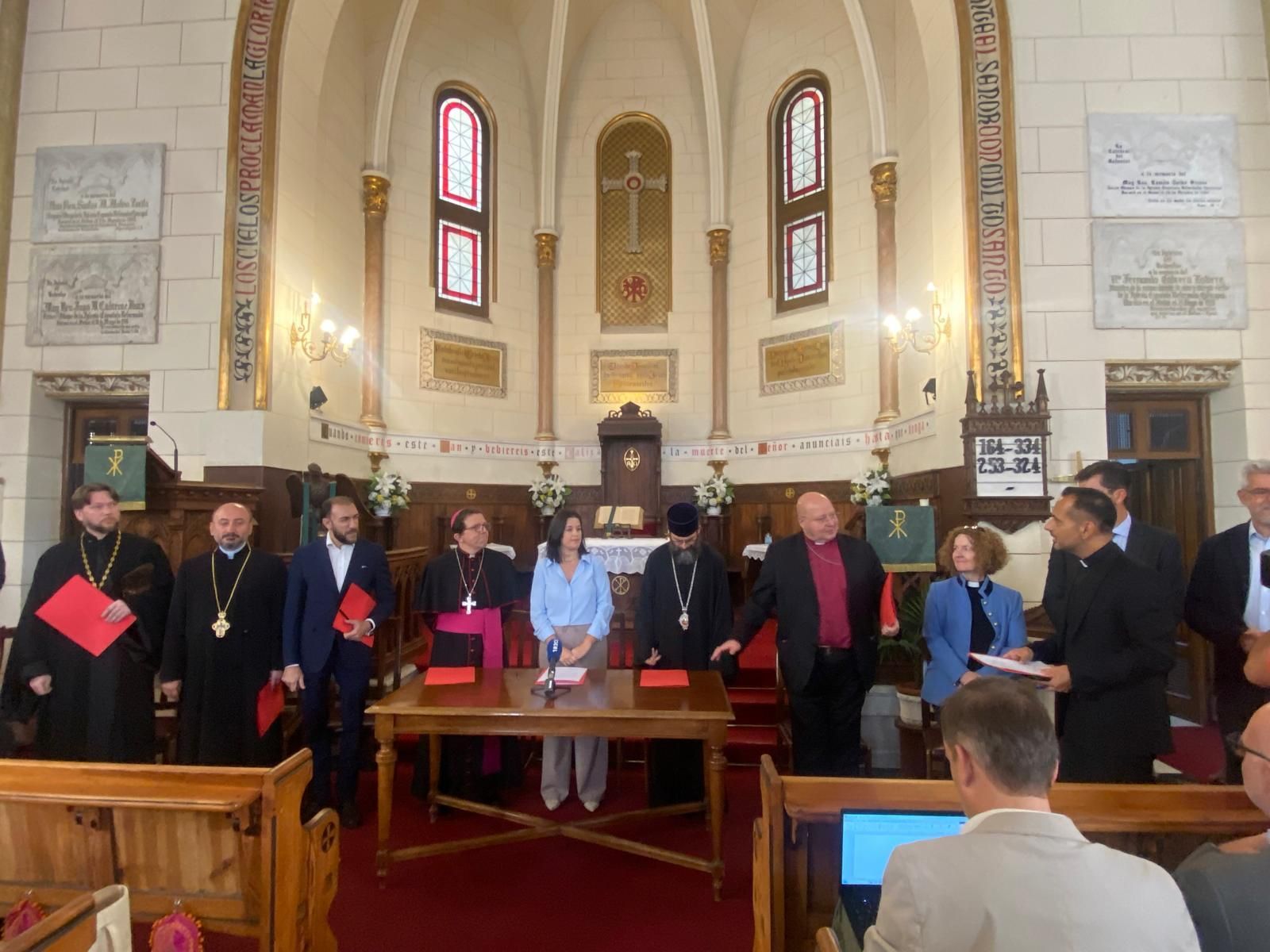 Firma de la Mesa de Diálogo Interconfesional