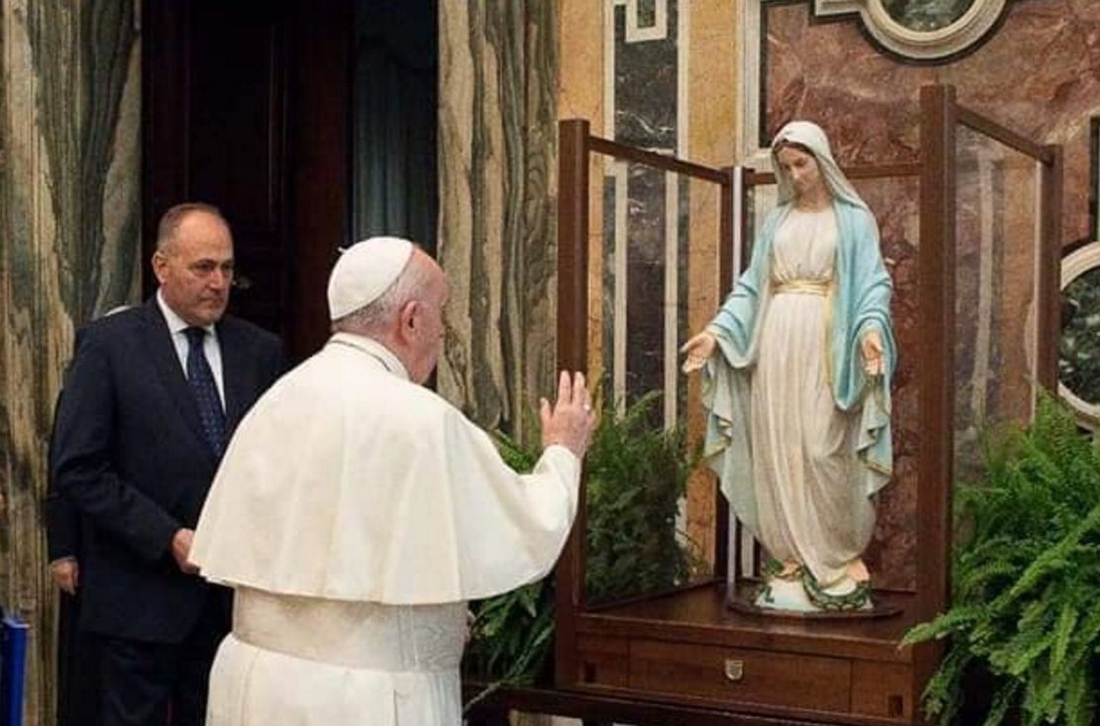 Francisco y la Virgen de la Medalla