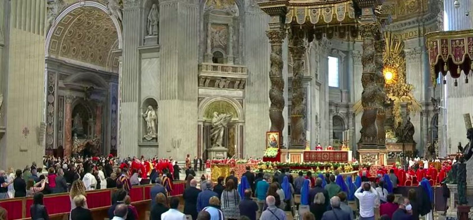 Fieles en la misa de Pentecostés en San Pedro