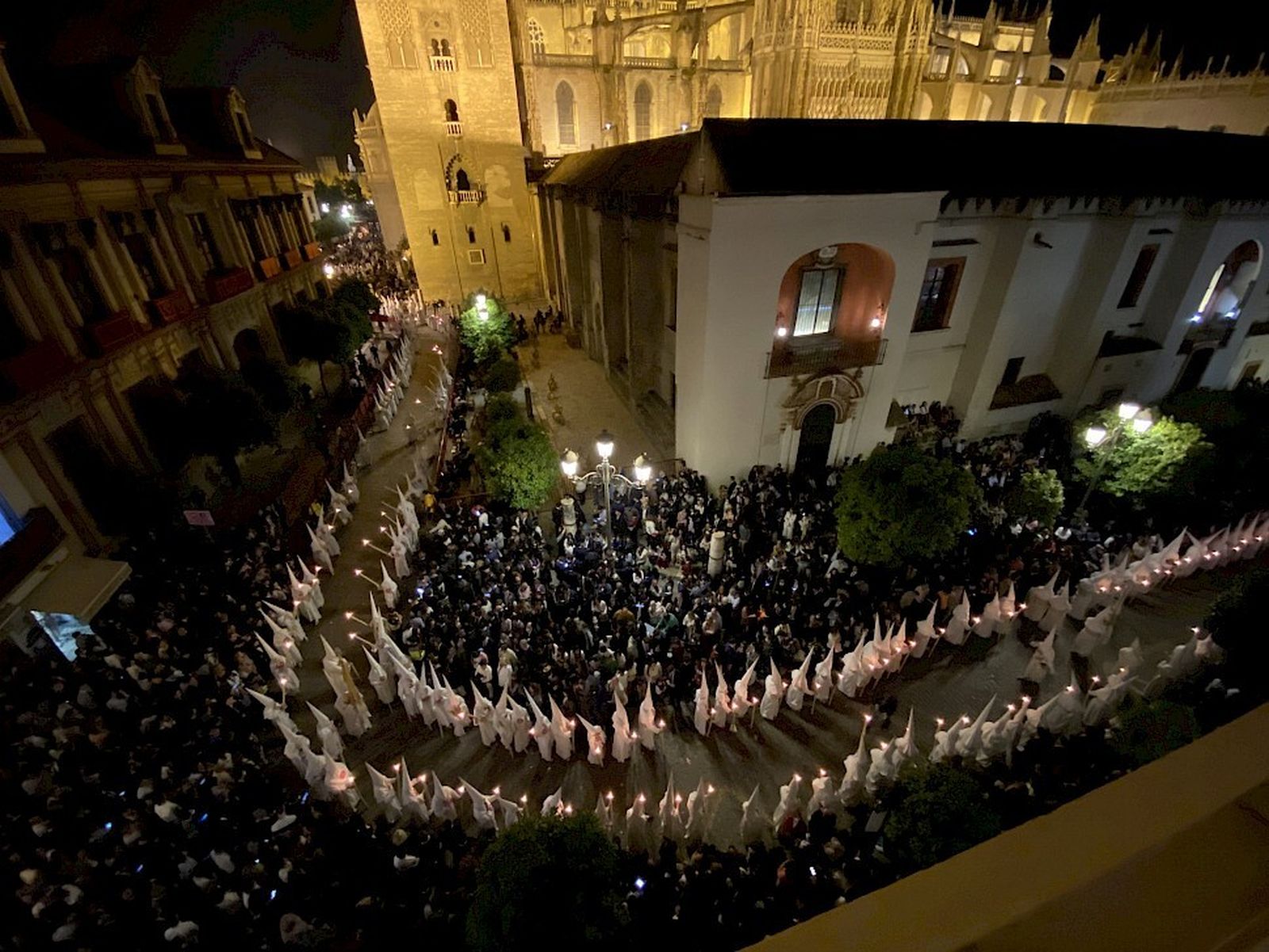 Vista de una procesión en Sevilla desde un balcón
