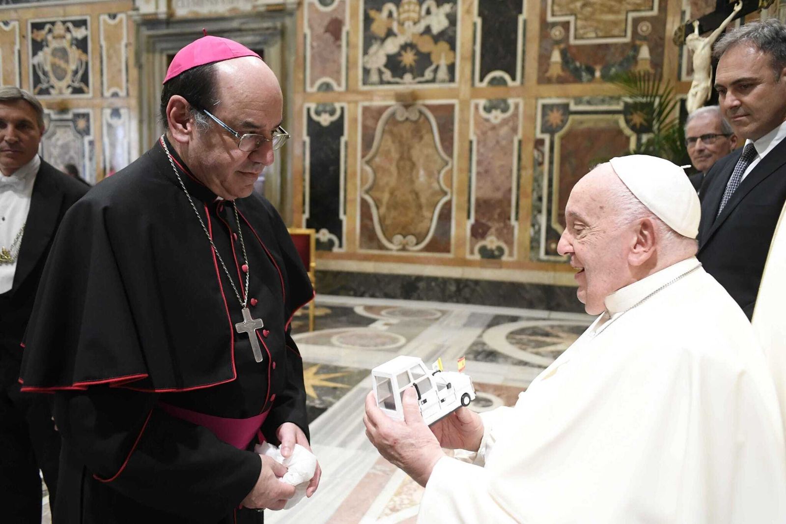 El Arzobispo de Pamplona entregó recientemente un detalle de un preso al Papa en Roma