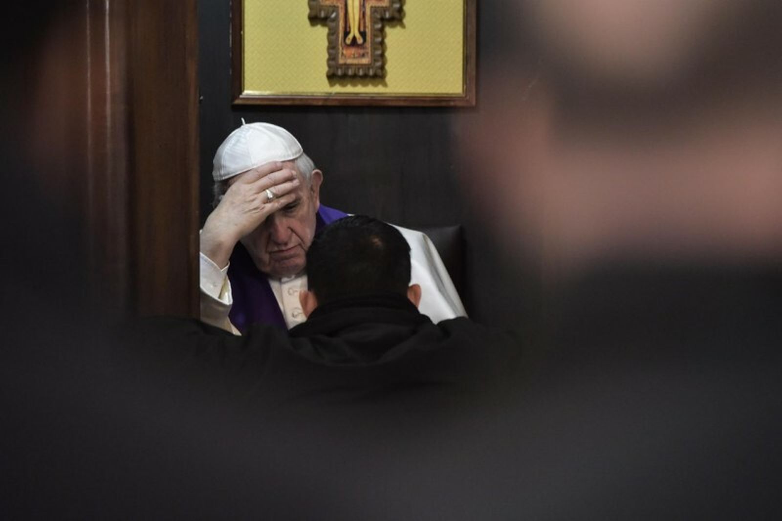 Francisco confesó a los curas de Roma