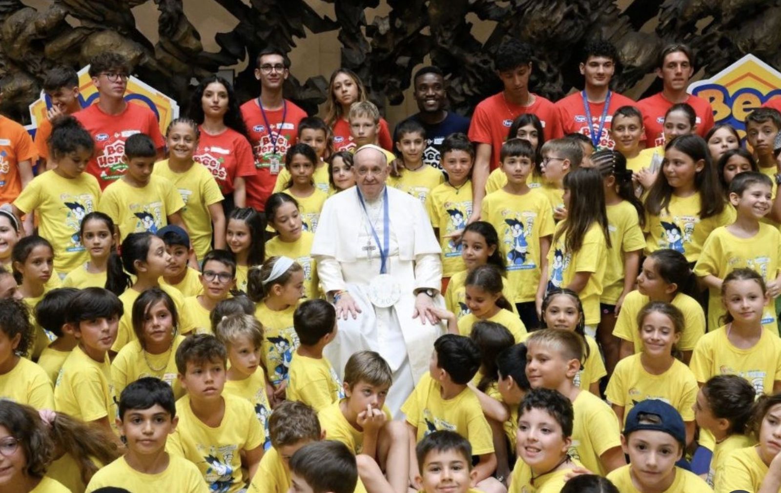 Francisco, rodeado de los niños del campamento de verano