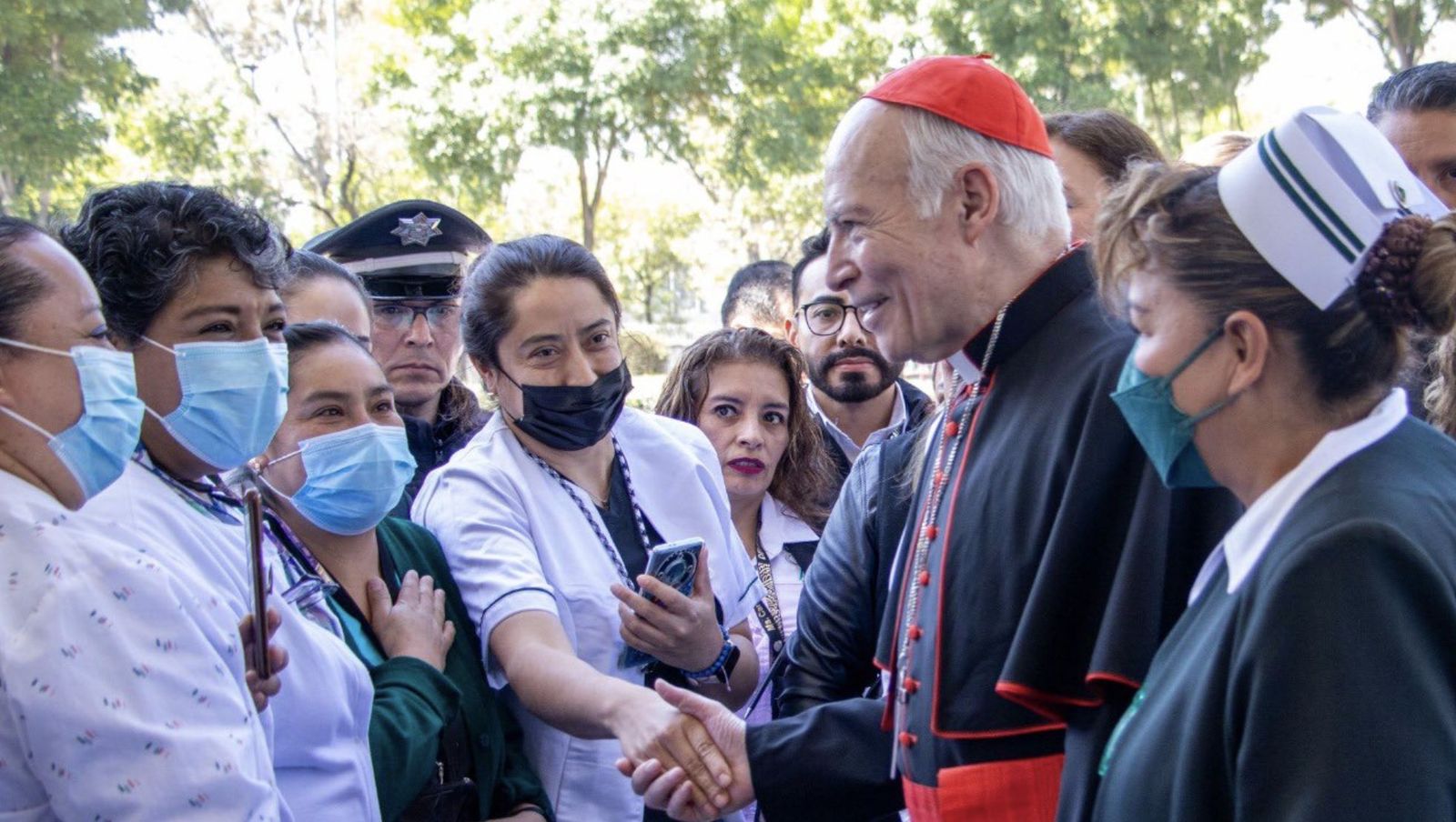 El cardenal Aguiar, con enfermeras