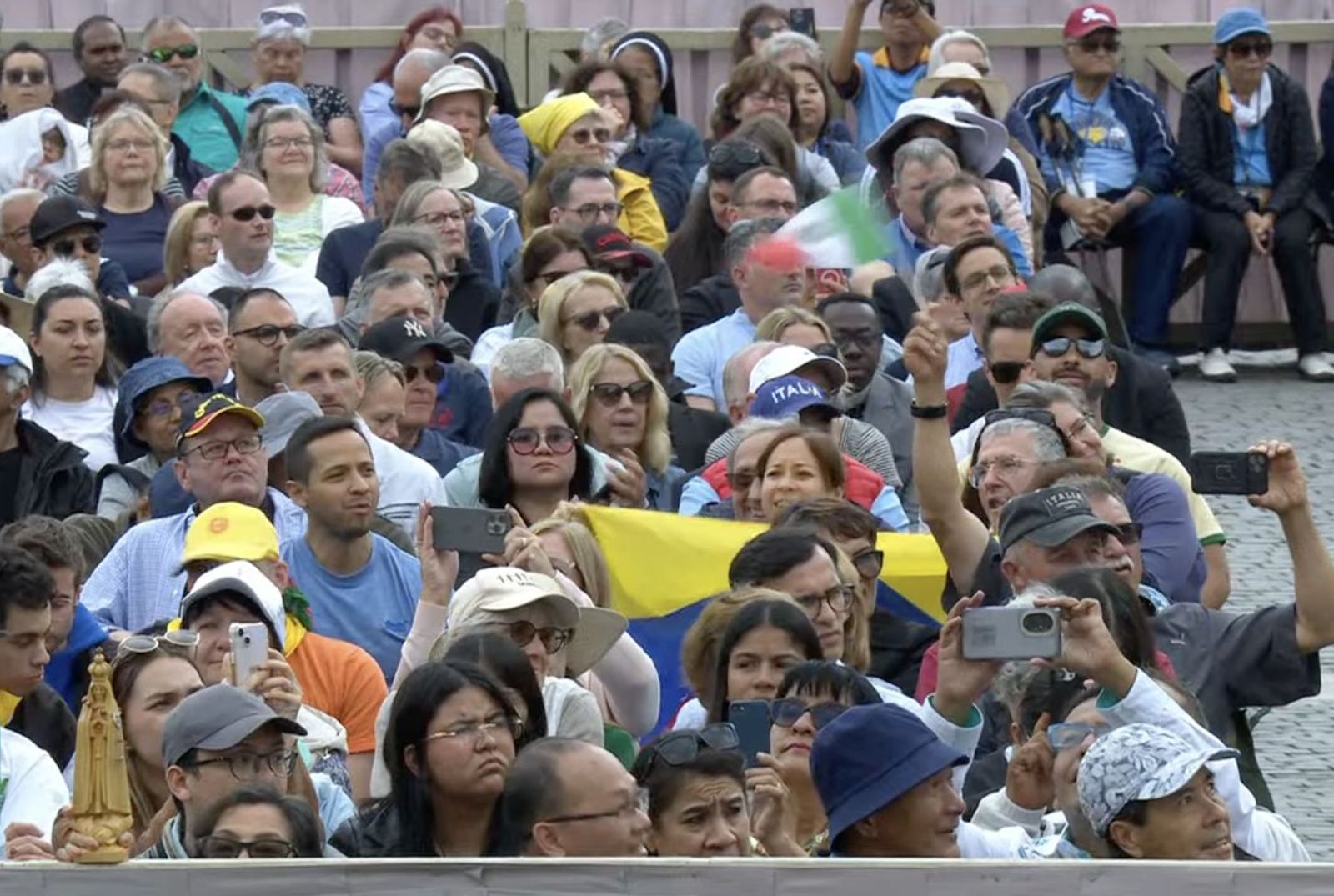 Fieles latinoamericanos en la plaza de San Pedro