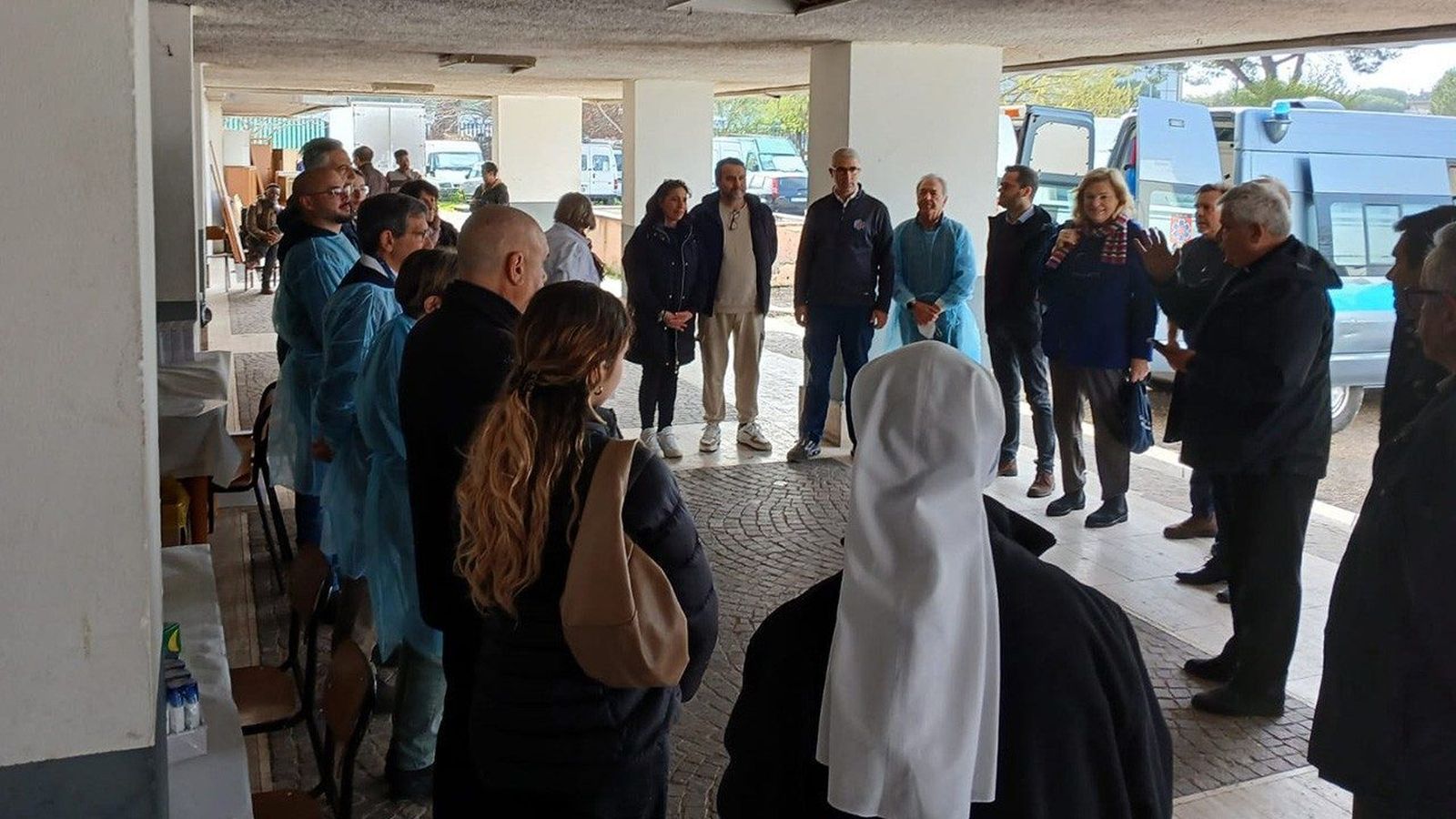 Konrad Krajewski con el personal médico