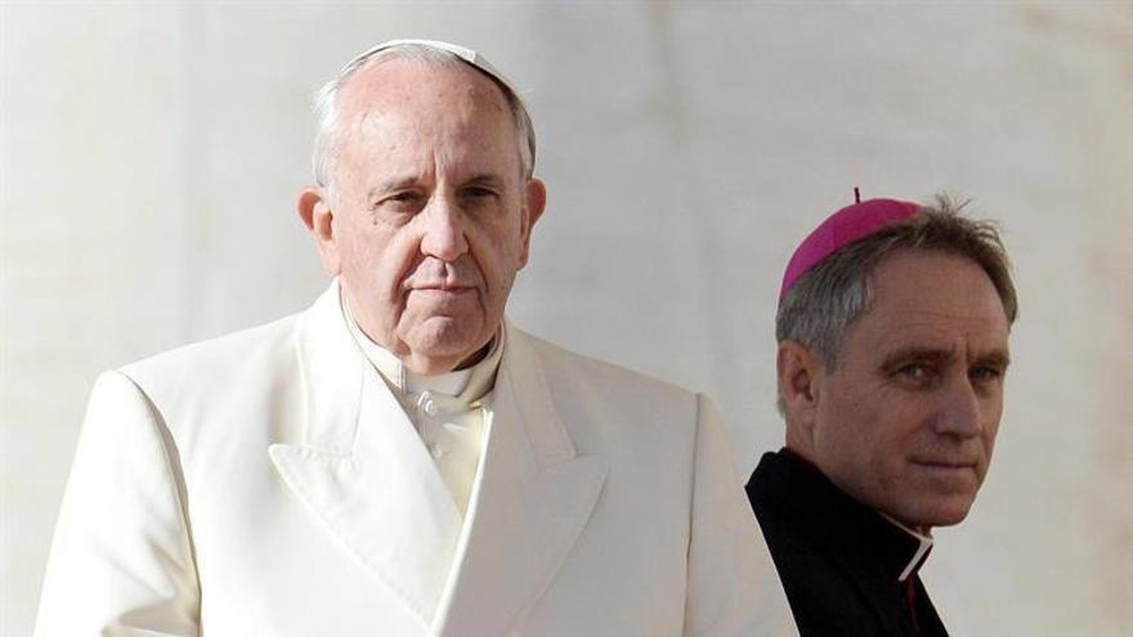 El papa expulsa a Ganswein del Vaticano