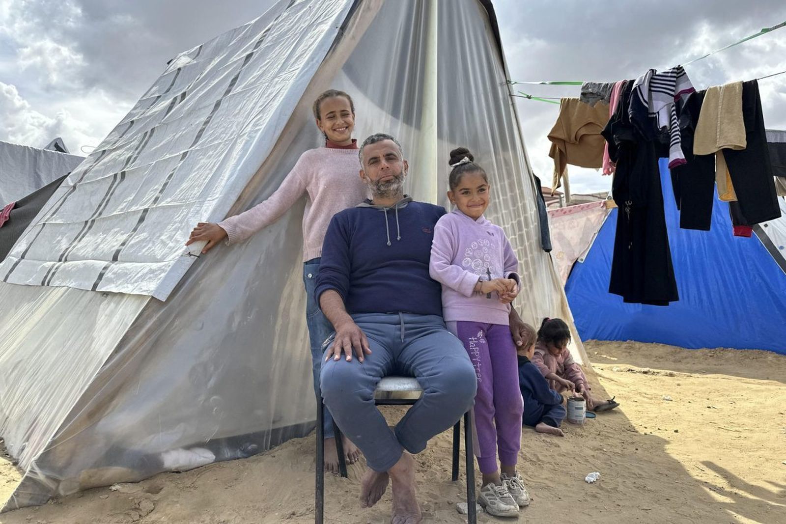 Una familia en un campo de refugiados en Rafah, Gaza