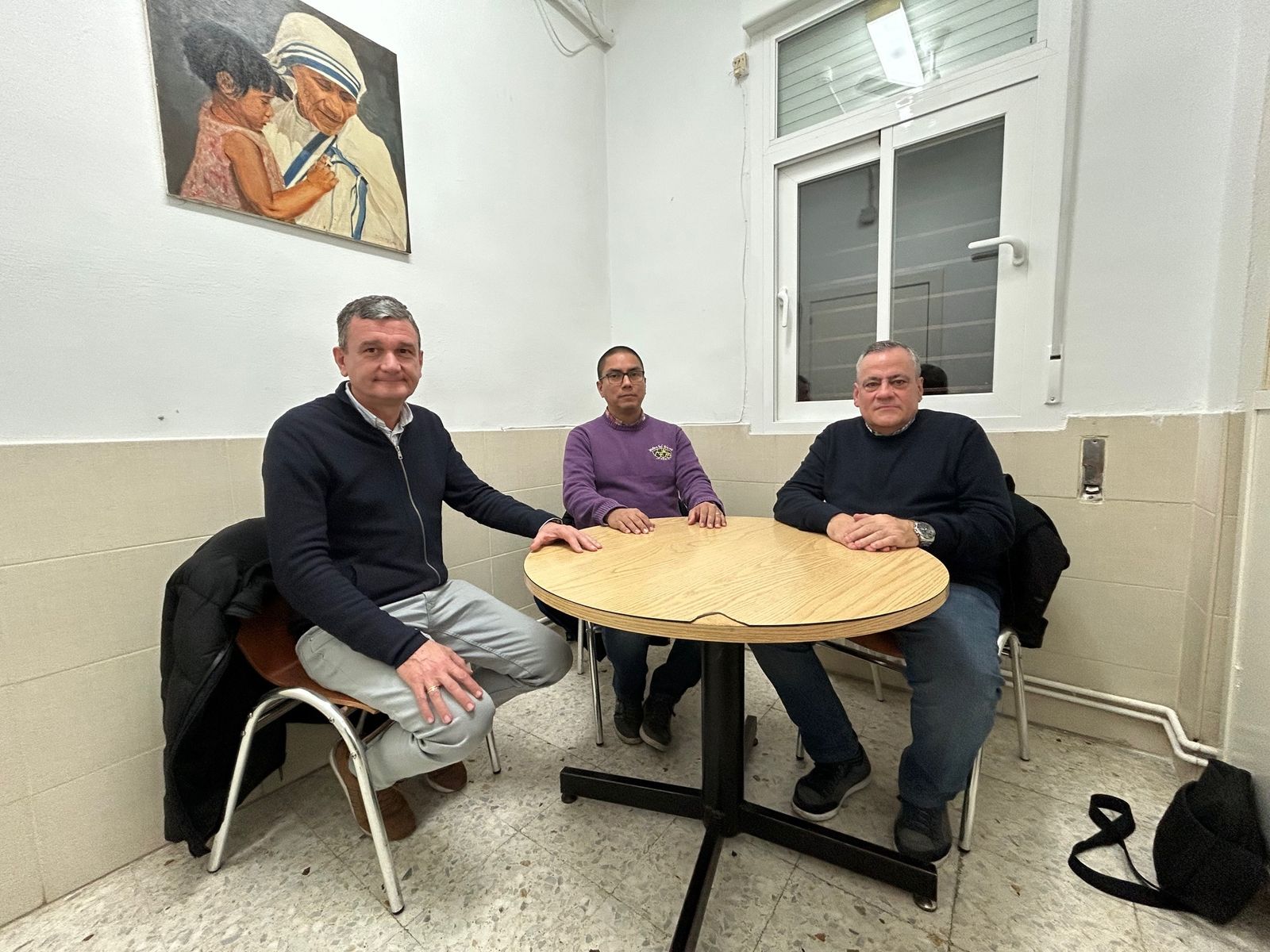 Paco García Roca, Alejandro de la Concha y Willy Vargas en la casa de las Misioneras de la Caridad