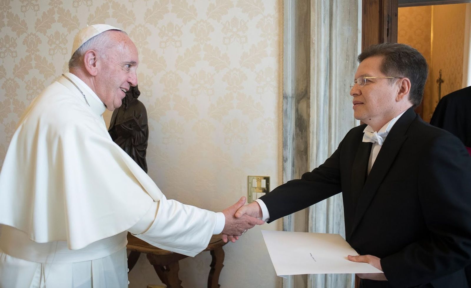 El Papa saluda a Julio César Caballero