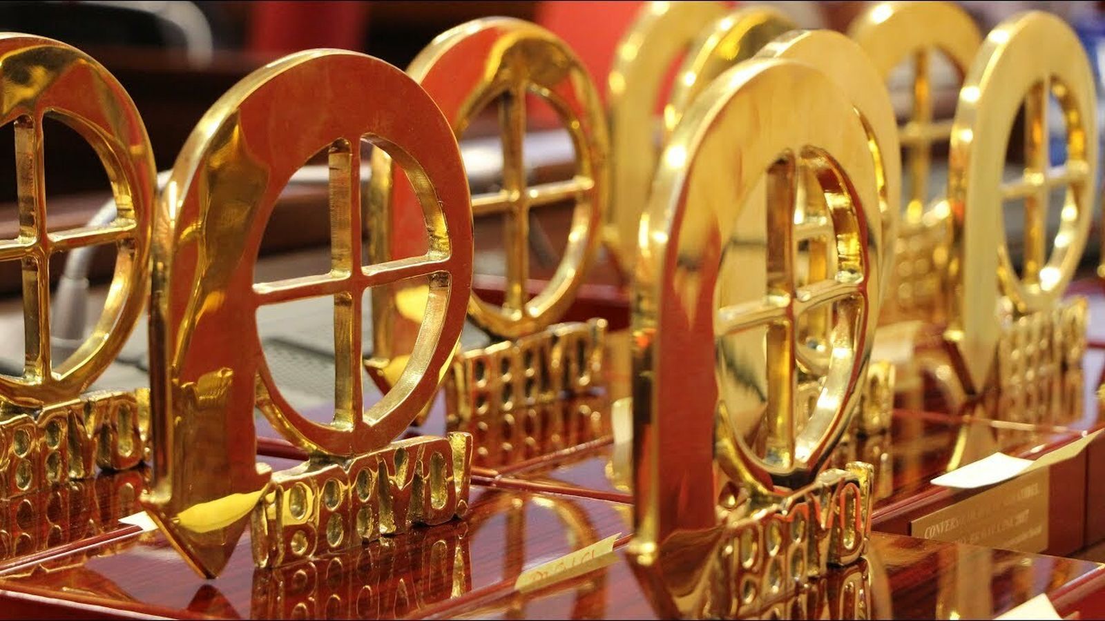 Estatuillas de los premios ¡Bravo!