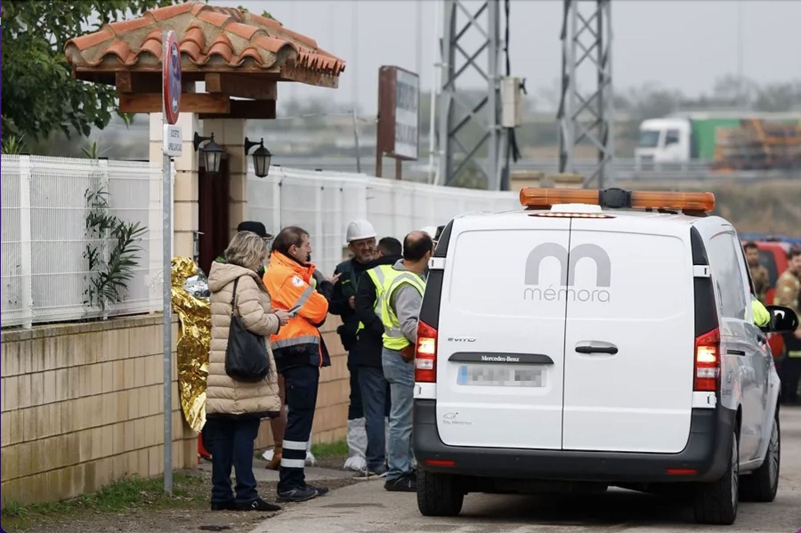 Los servicios de emergencias, ante la residencia incendiada