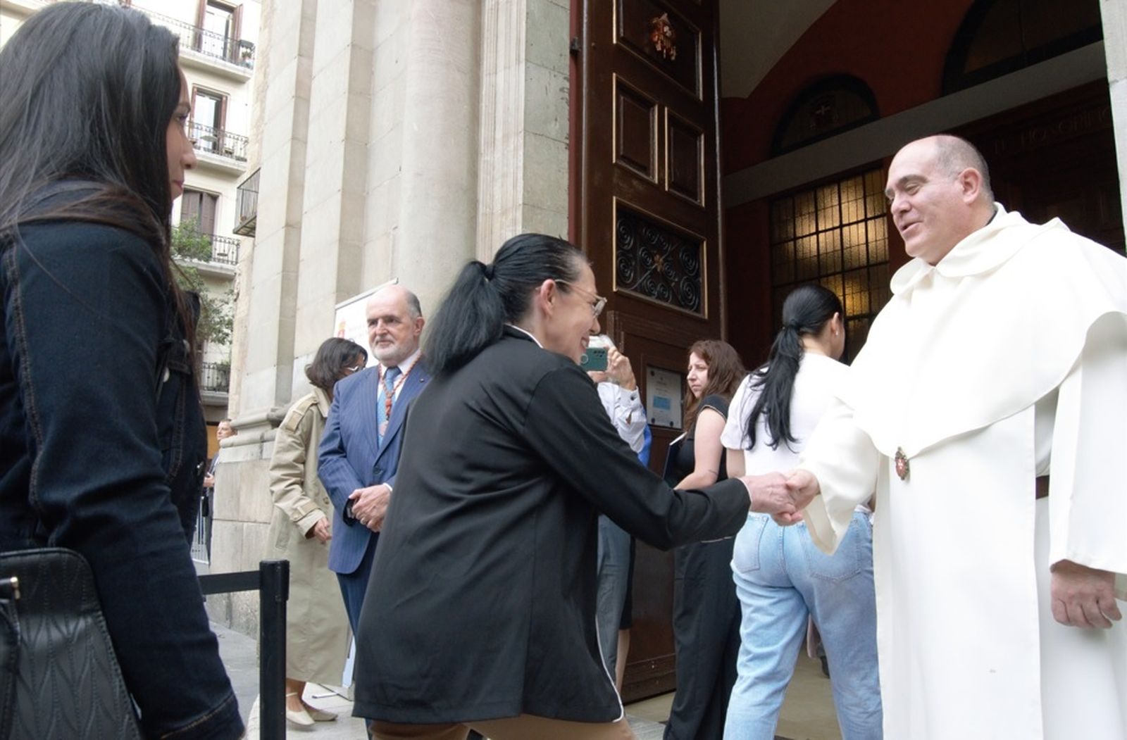 El rector de la basílica sale a recibir a las reclusas de Wad-Ras