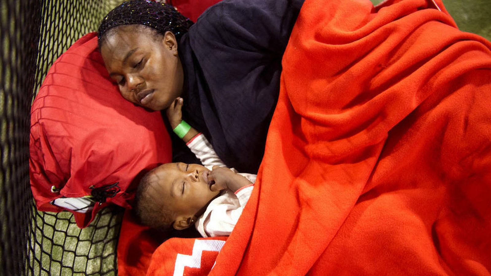 Una mujer refugiada y su hija, rescatadas por la Cruz Roja