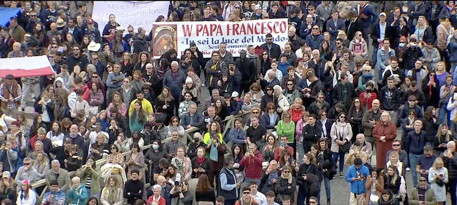 Fieles escuchan al Papa