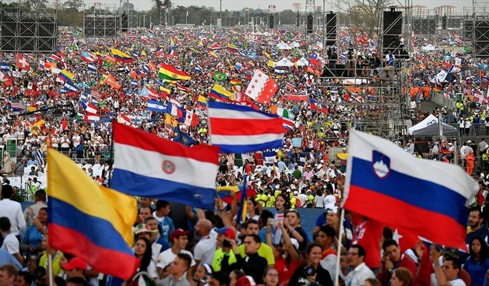 Un mar de banderas en el parque San Juan Pablo II de Panamá