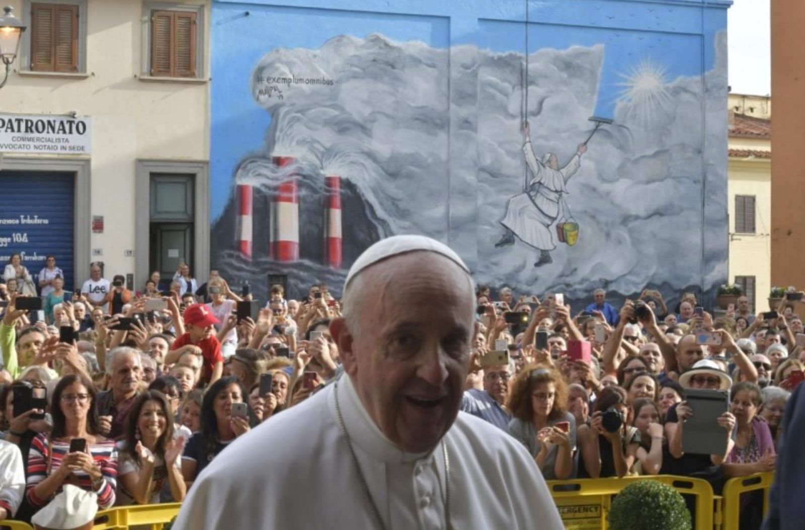 El Papa, en Albano, con una pintada al fondo