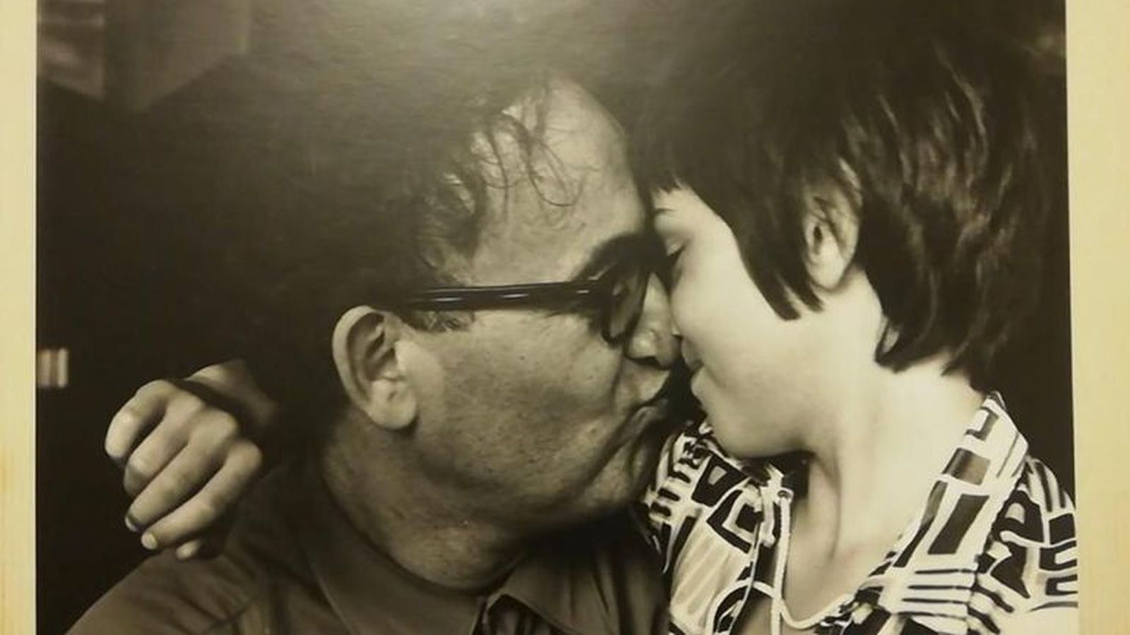 El pequeño Luc, con su abusador