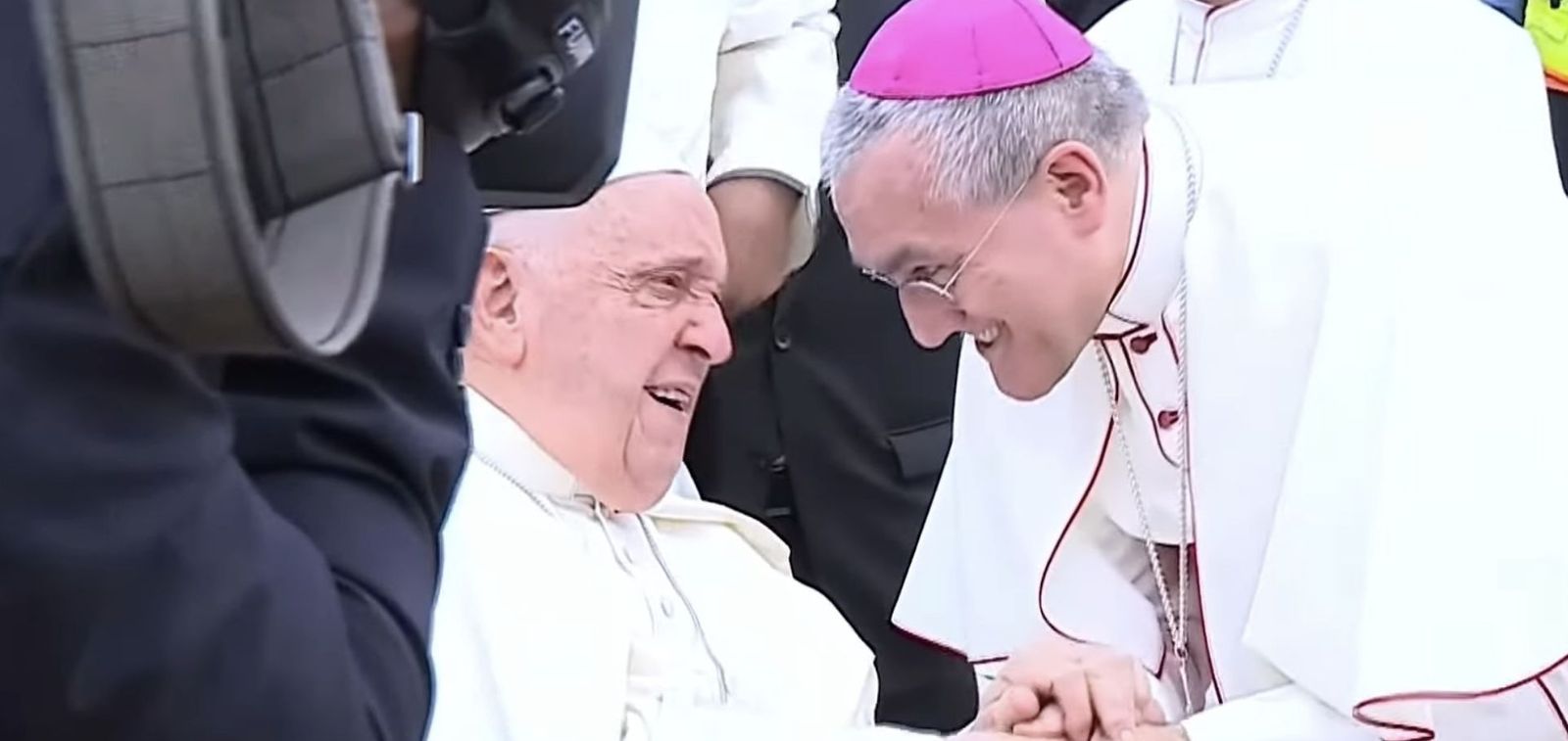 Piero Pioppo, con el Papa Francisco a su llegada a Indonesia