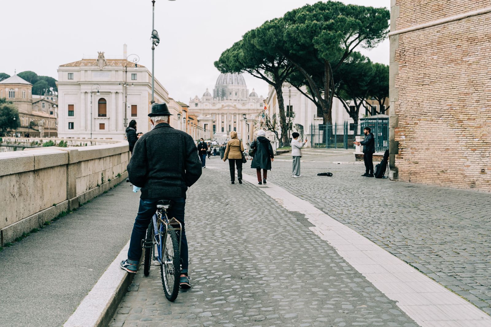 Un ciclista observa la basílica de San Pedro.jpg