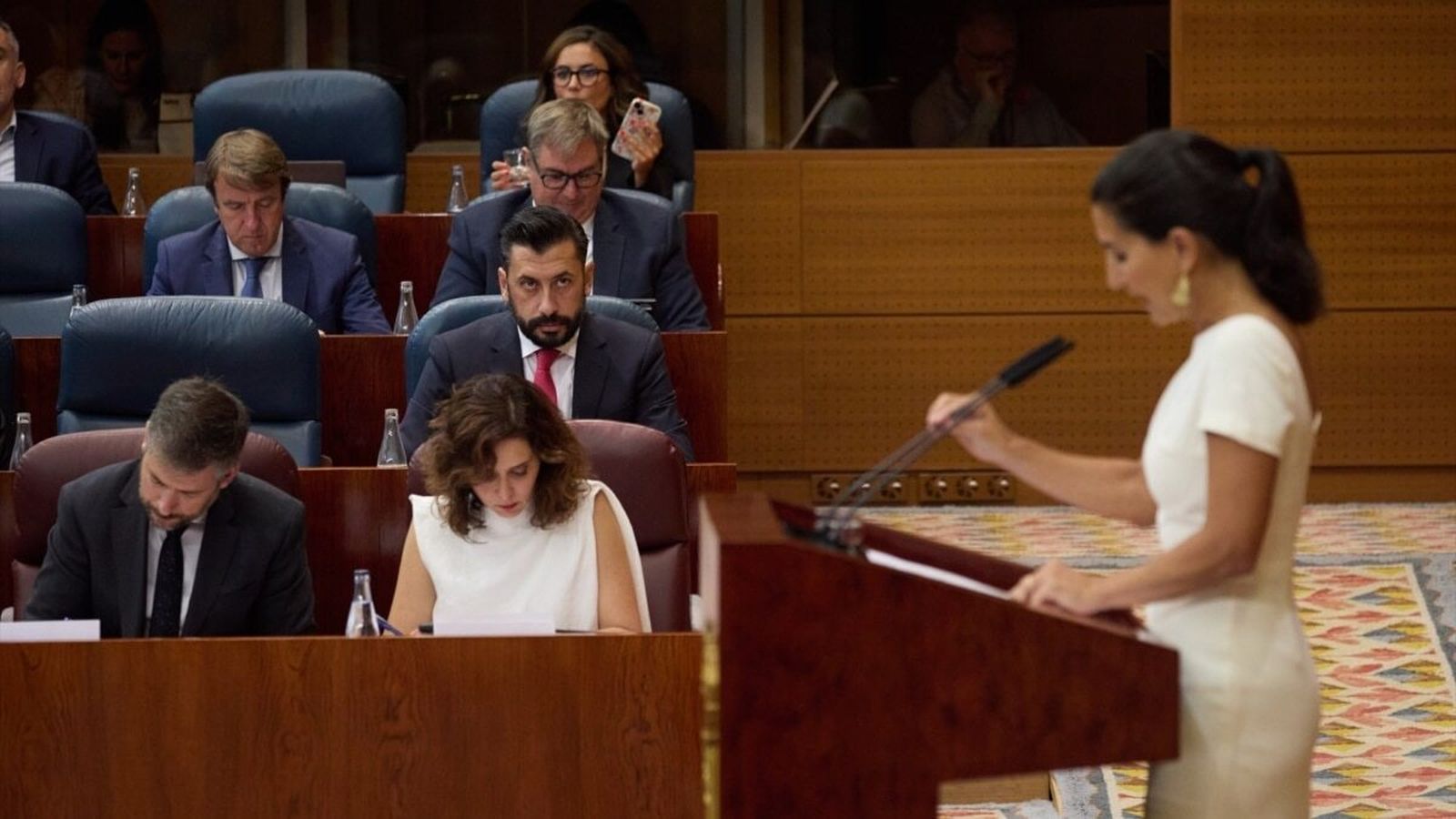 Ayuso se enzarza con VOX a cuenta del Valle de los Caídos: "¿Para qué quiere la Cruz?"