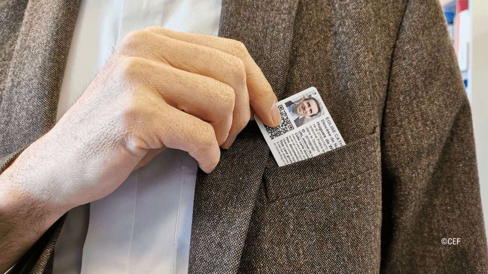 Los sacerdotes franceses deberán llevar una tarjeta identificativa