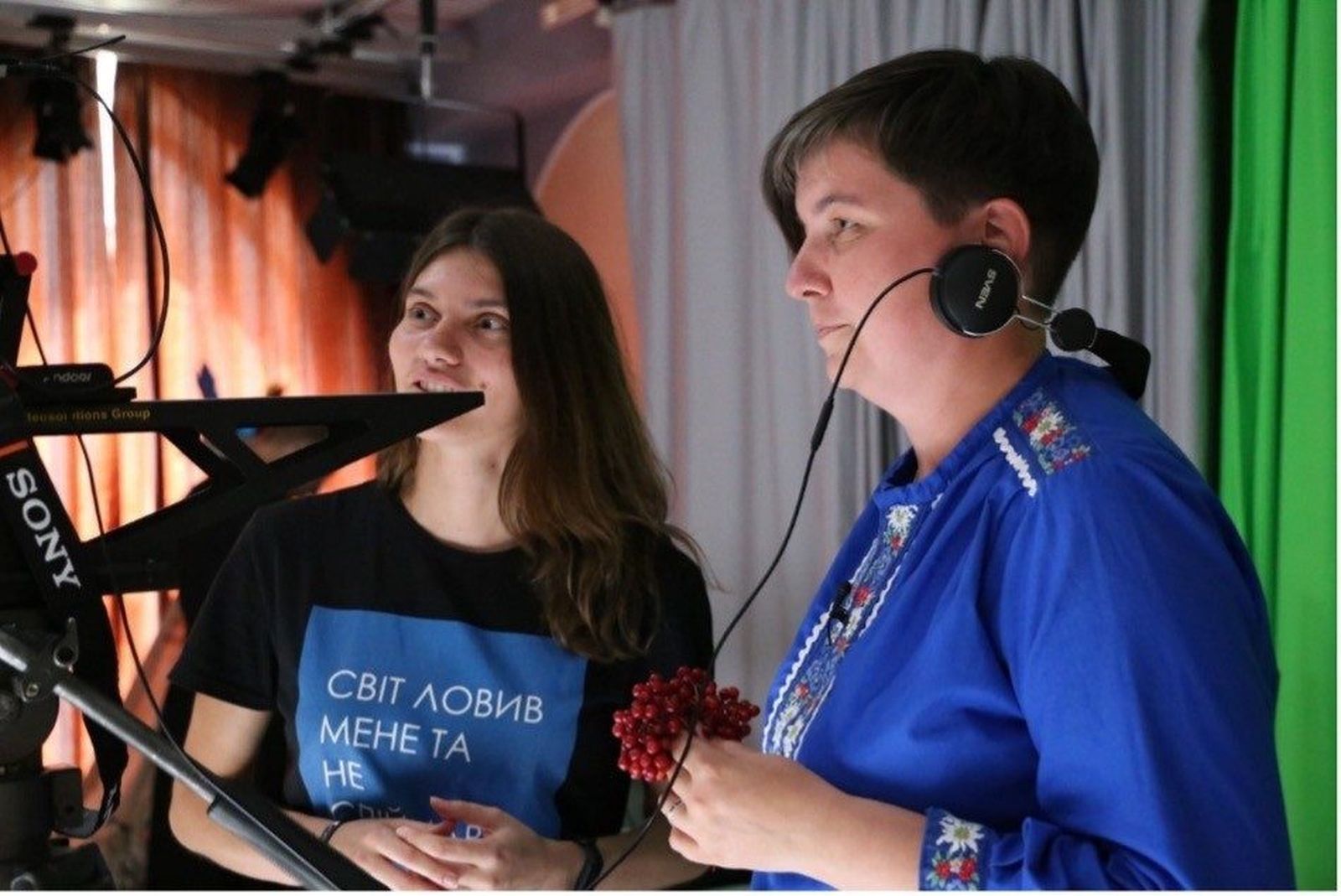Sor Alina Petrauskajte, SCM (derecha) trabajando en la redacción (archivo privado de Sor Alina)