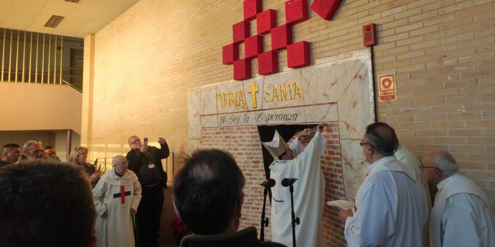 Cobo abre la 'Puerta Santa' de la cárcel de Soto el Real