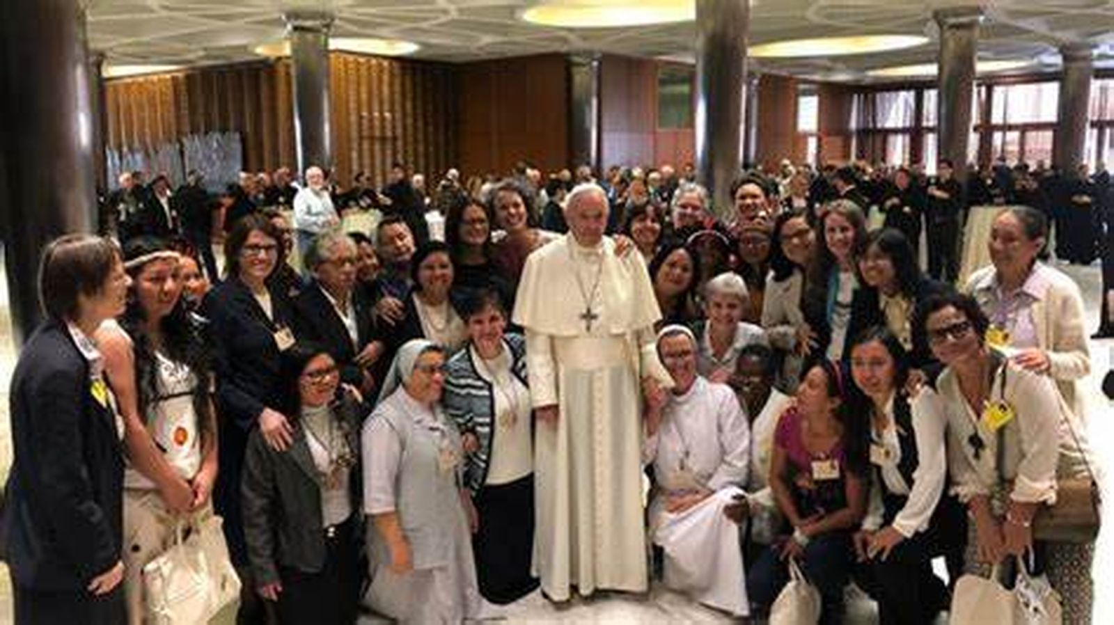 Papa Francisco con las mujeres del Sínodo para la Amazonía