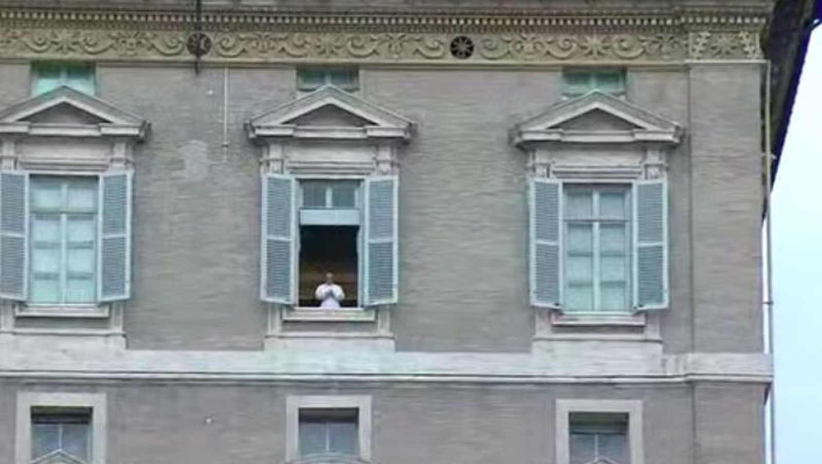 Francisco, después del Angelus, saliendo al balcón a bendecir la ciudad vaciada