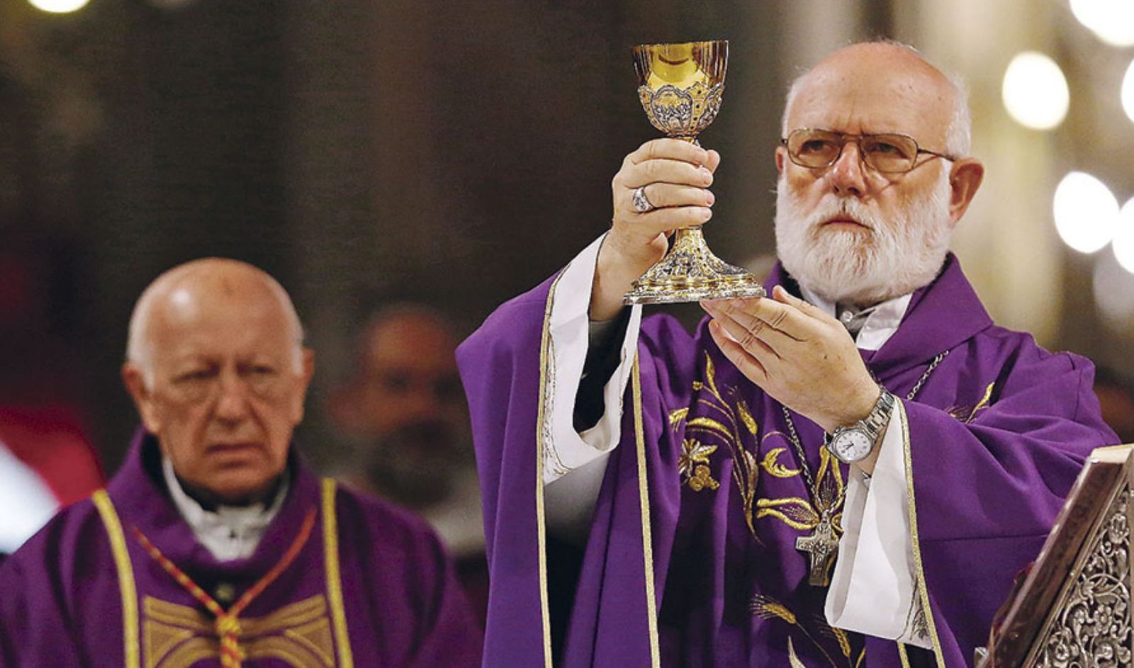 Monseñor Aós y el cardenal Ezzati, al fondo