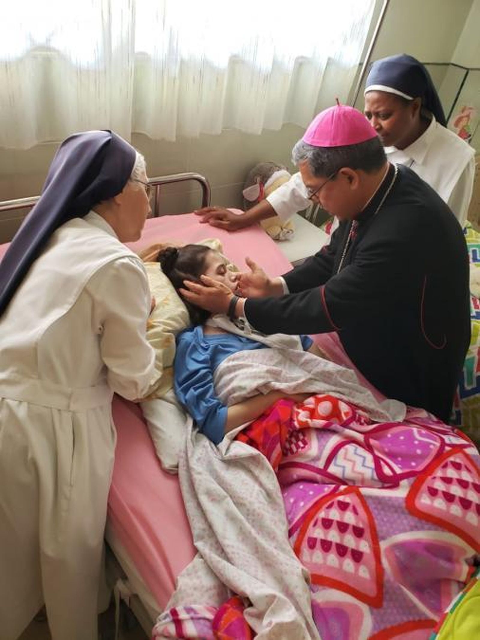 Monseñor Luis José visita un enfermo