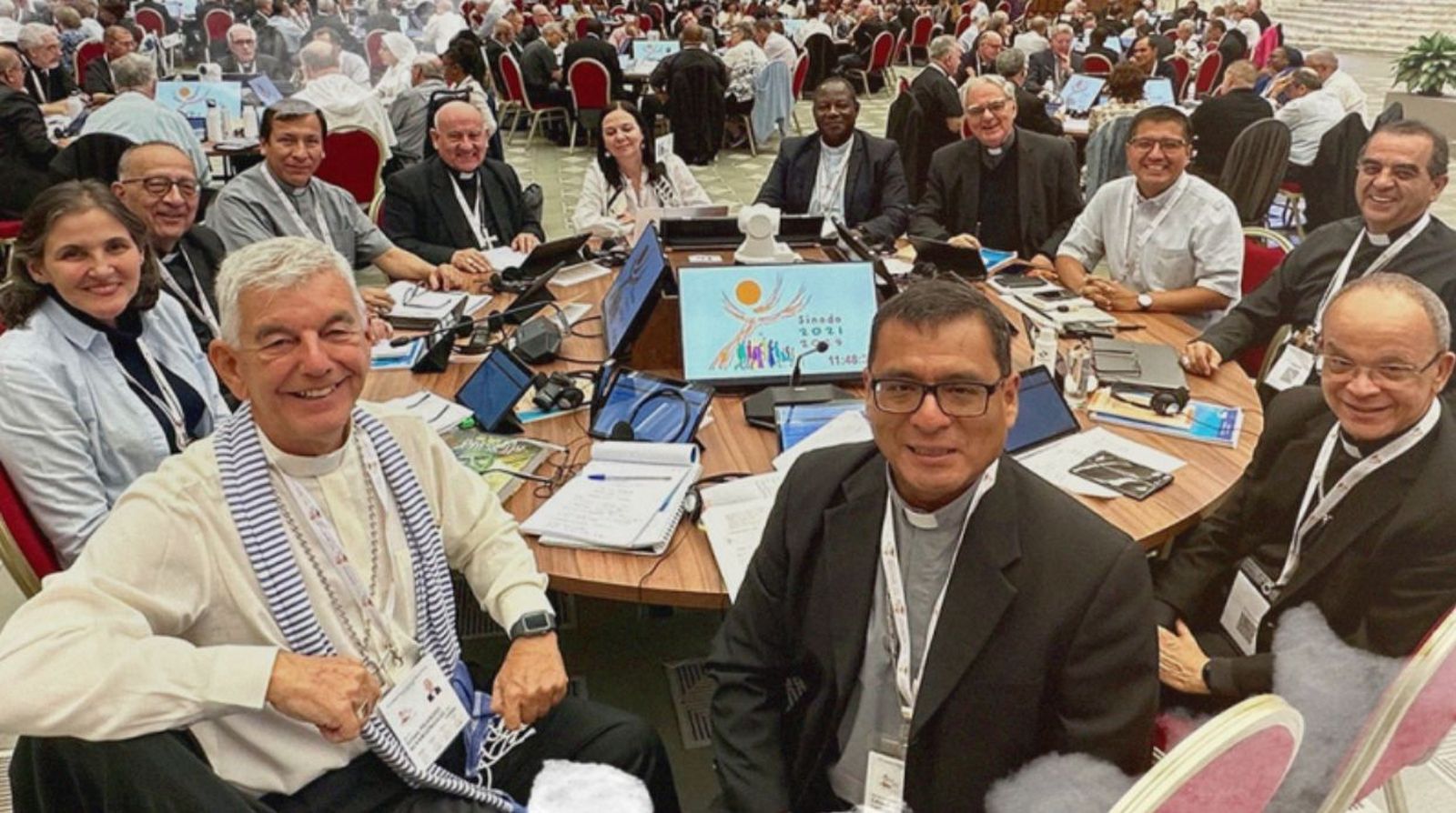 El obispo Ojea en una de las mesas de debate