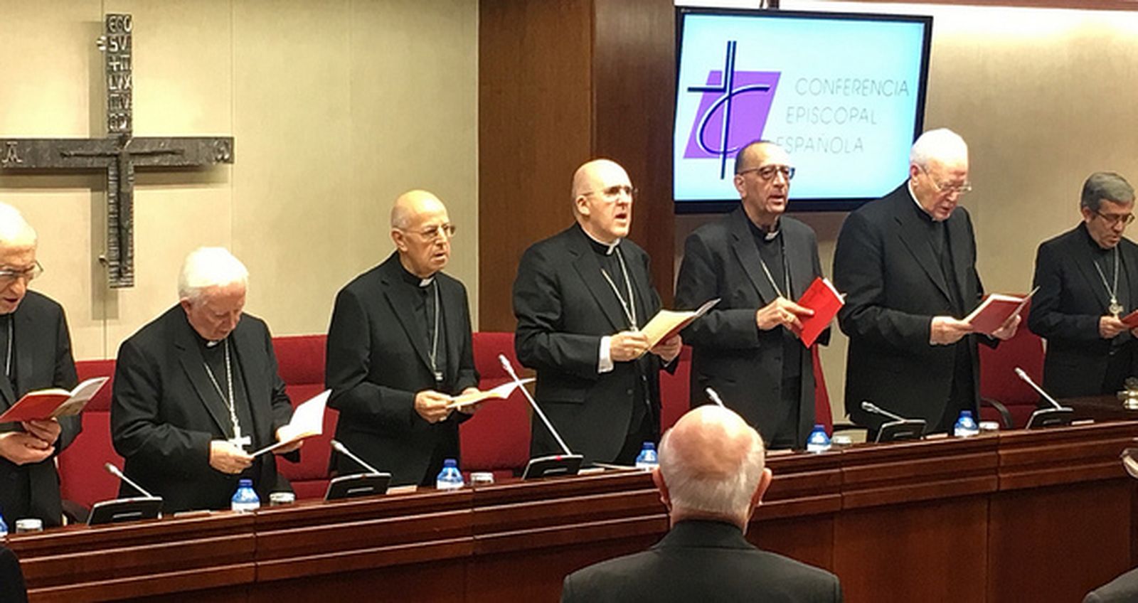 Blázquez, flanqueado por Osoro, Omella, Amigo, Cañizares y Rouco. A la derecha, el secretario Argüello