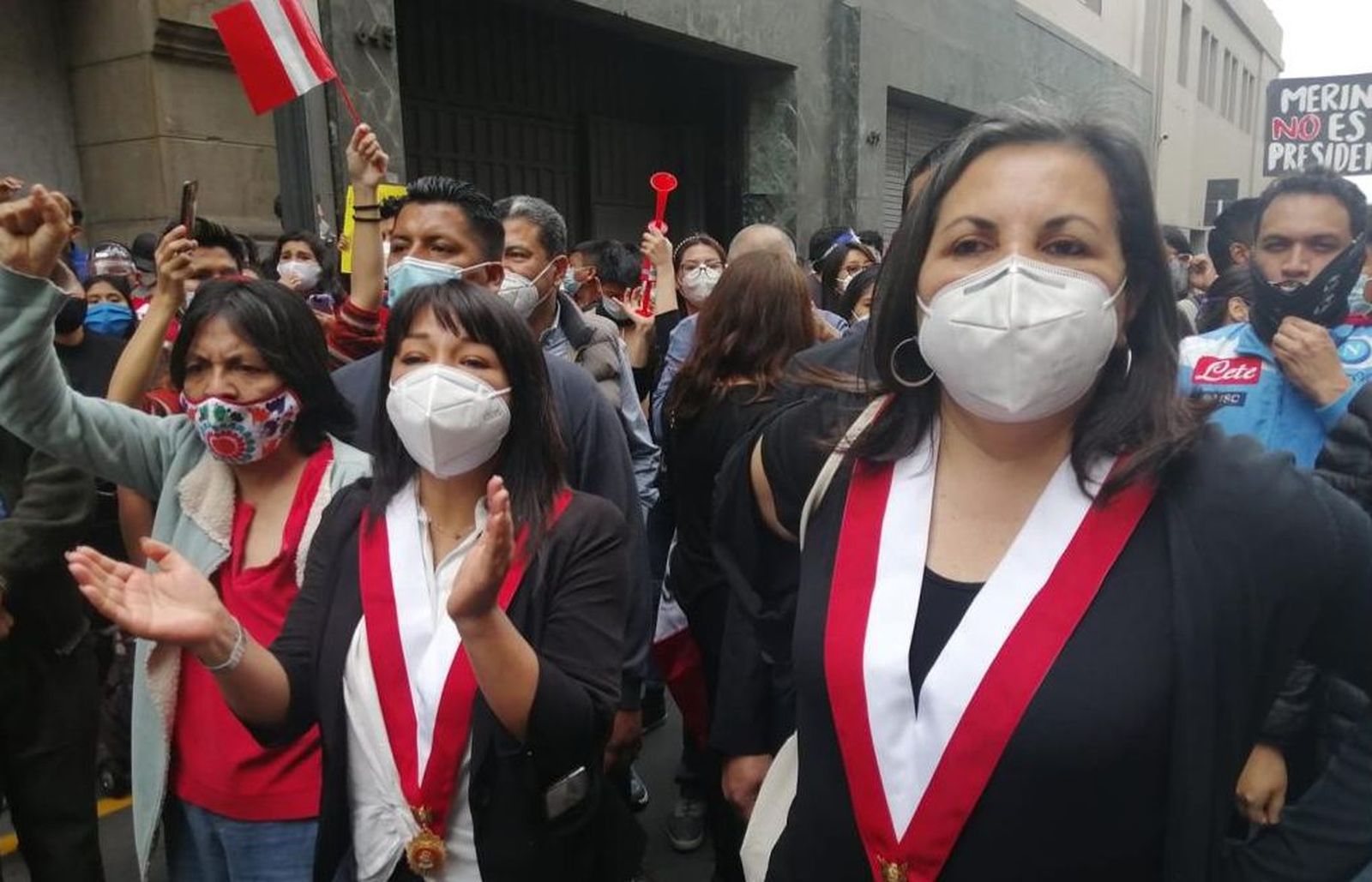 Congresistas Mirtha Vasquez y Rocío Silva (Frente Amplio) en marcha en Lima