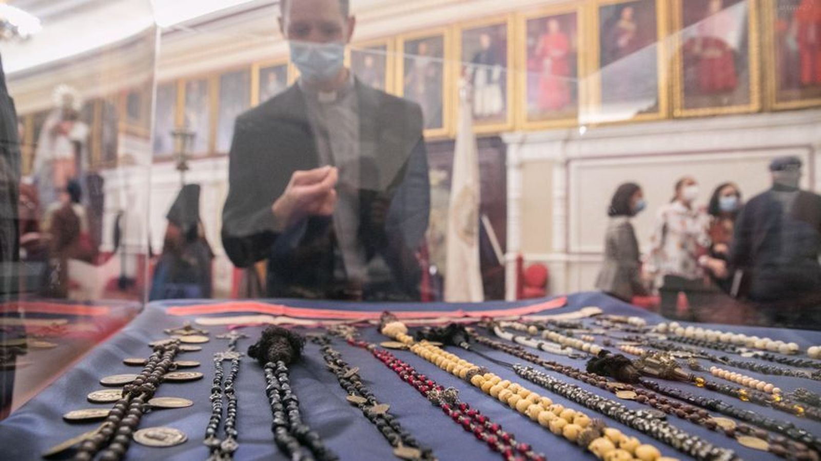 Cuatro siglos de devoción pilarista a través de vestidos, tallas o joyas