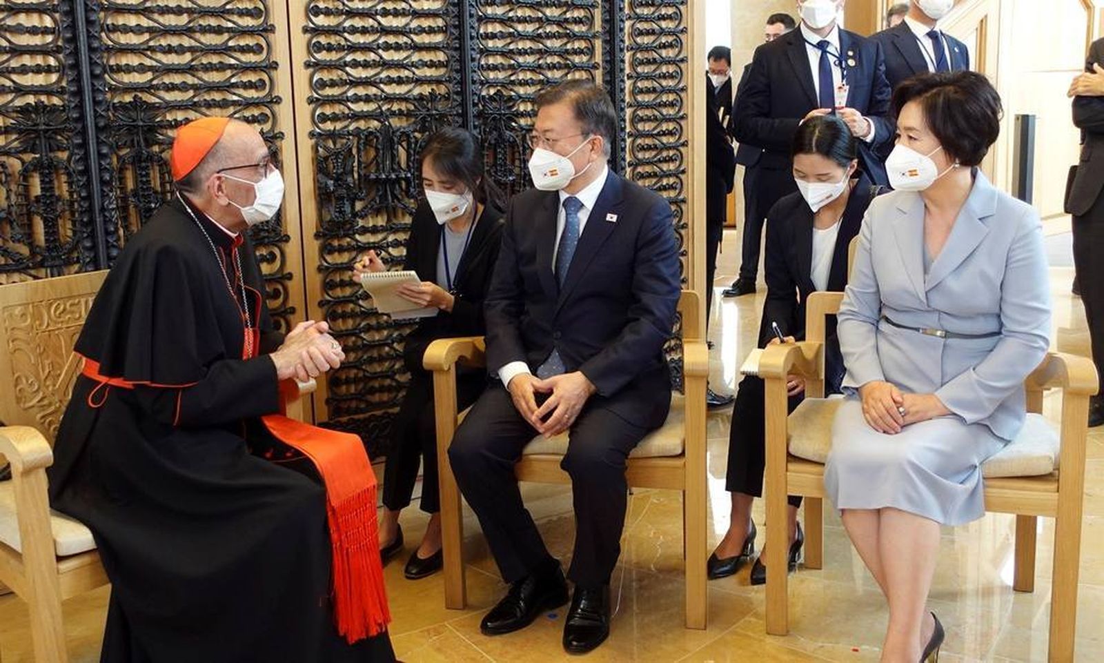 El cardenal Omella con el presidente de Corea y su esposa