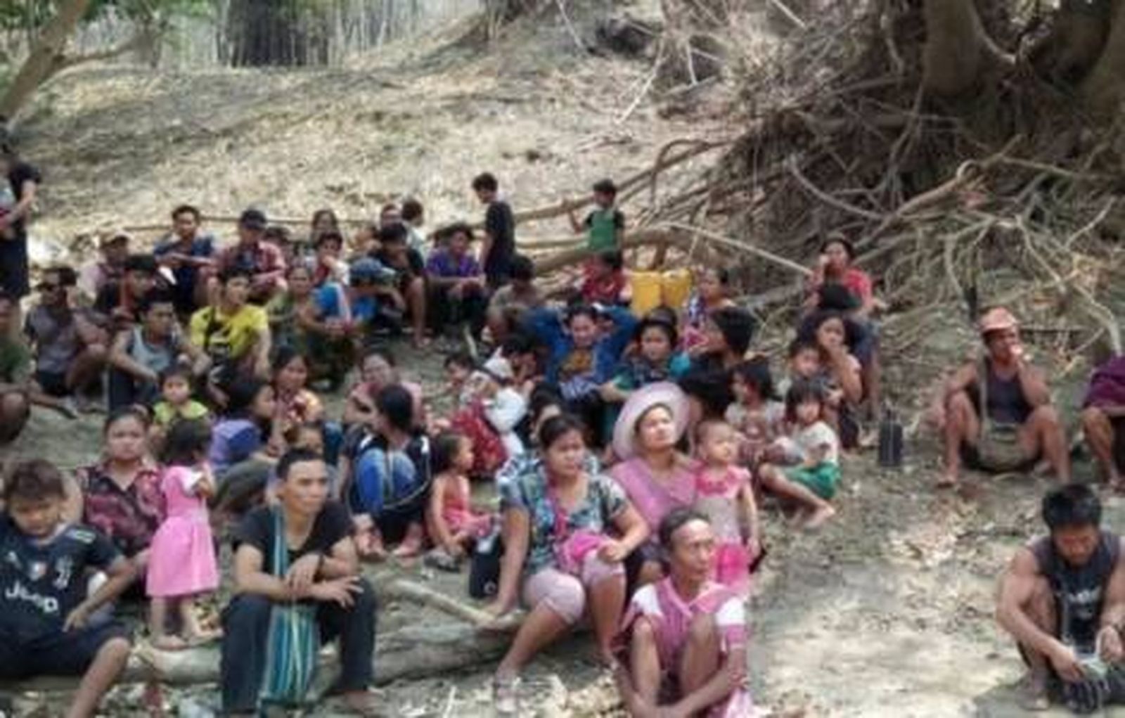 Refugiados en la selva que huyen del conflicto