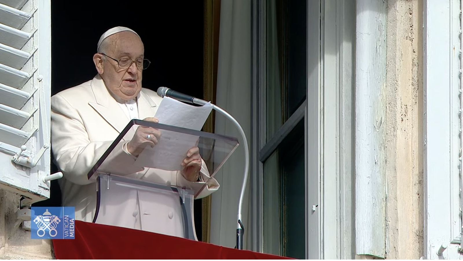 El Papa lee su catequesis previa al rezo del ángelus