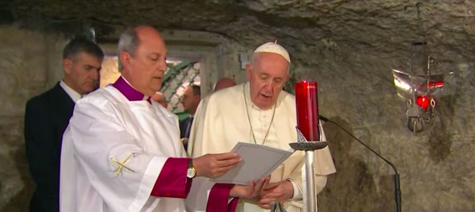 Oración del Papa en la gruta de San Pablo