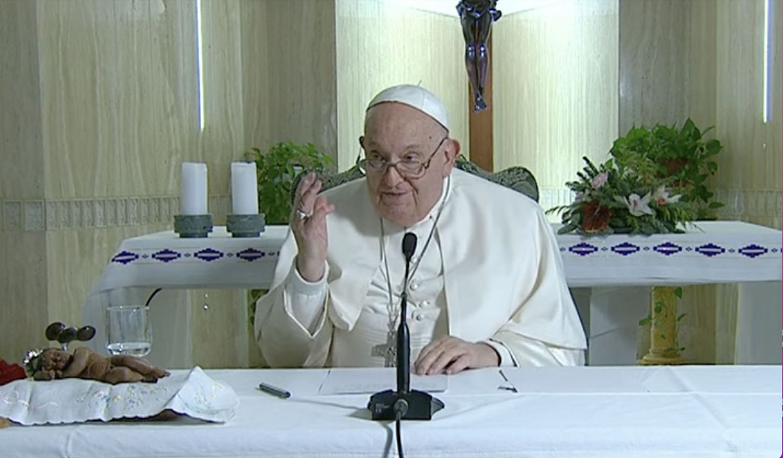 El ángelus de Francisco desde la capilla de la Residencia Santa Marta