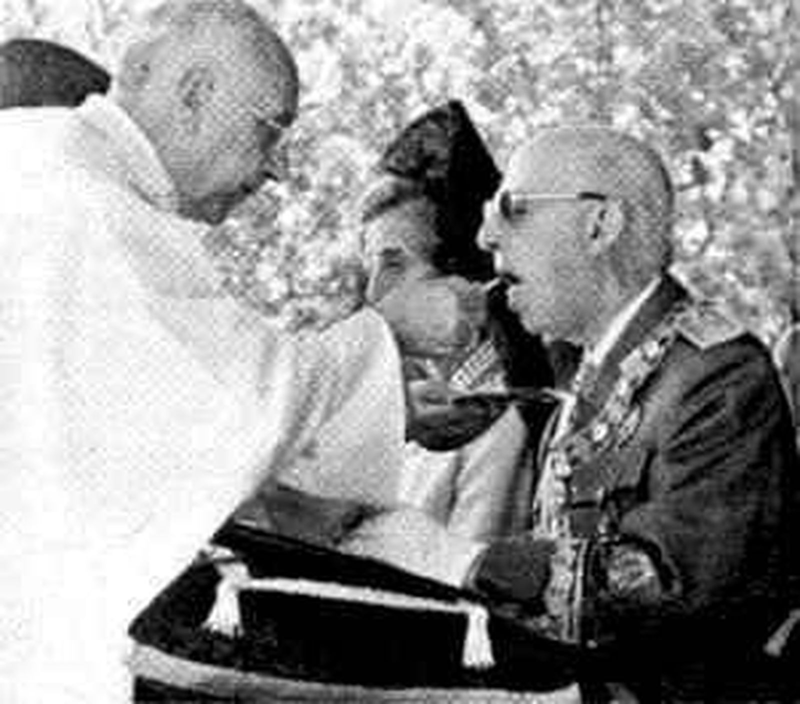 El dictador Franco comulgando