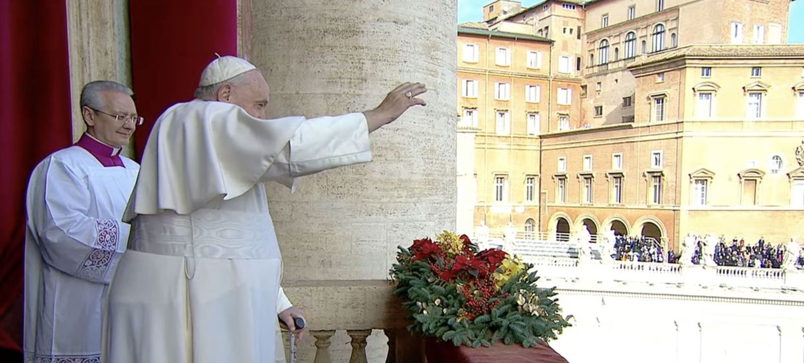 El Papa saluda a los fieles al término de la bendición Urbi et Orbi
