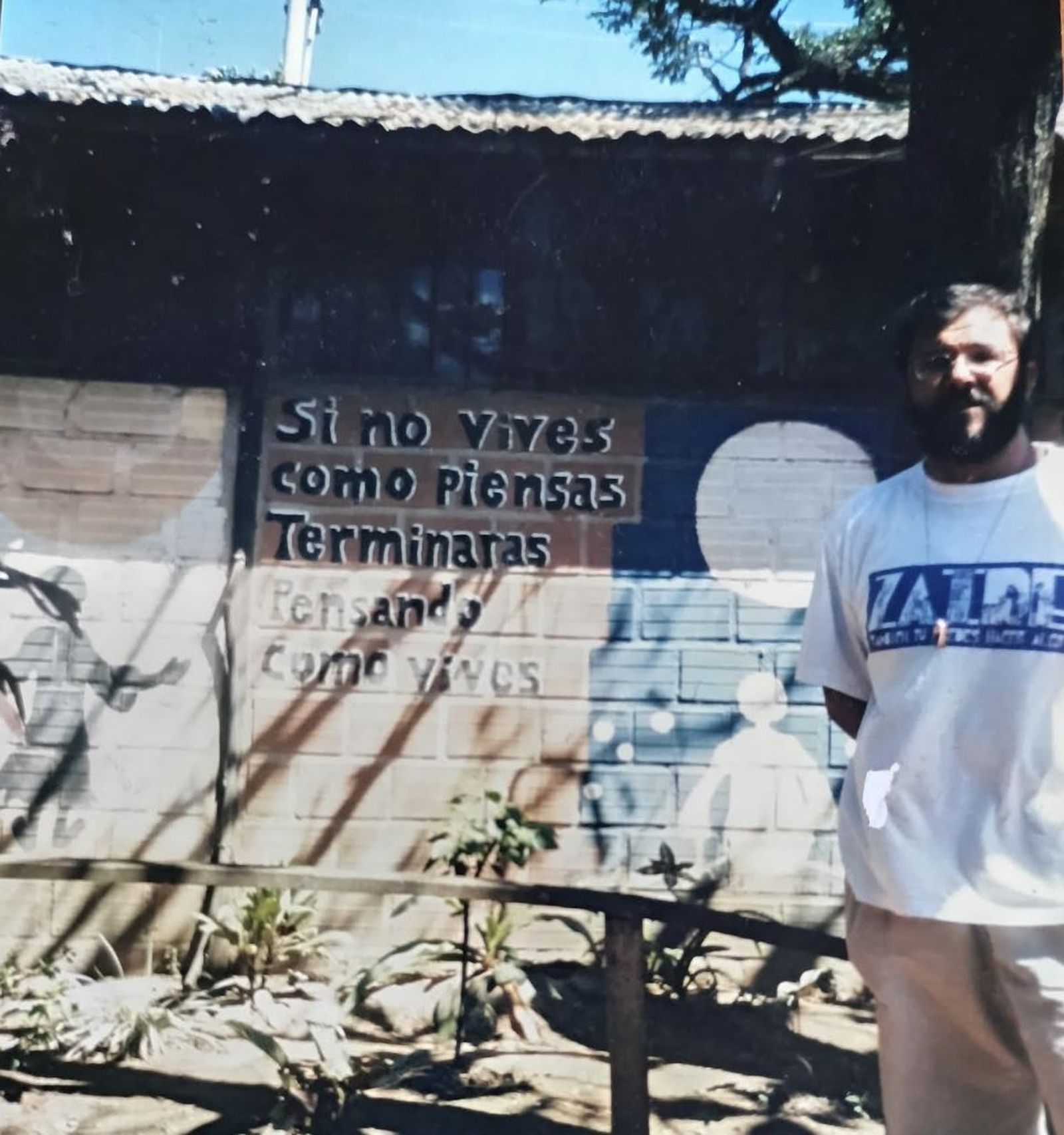 Javi Sánchez a la entrada del 'palacio' de Castellanos