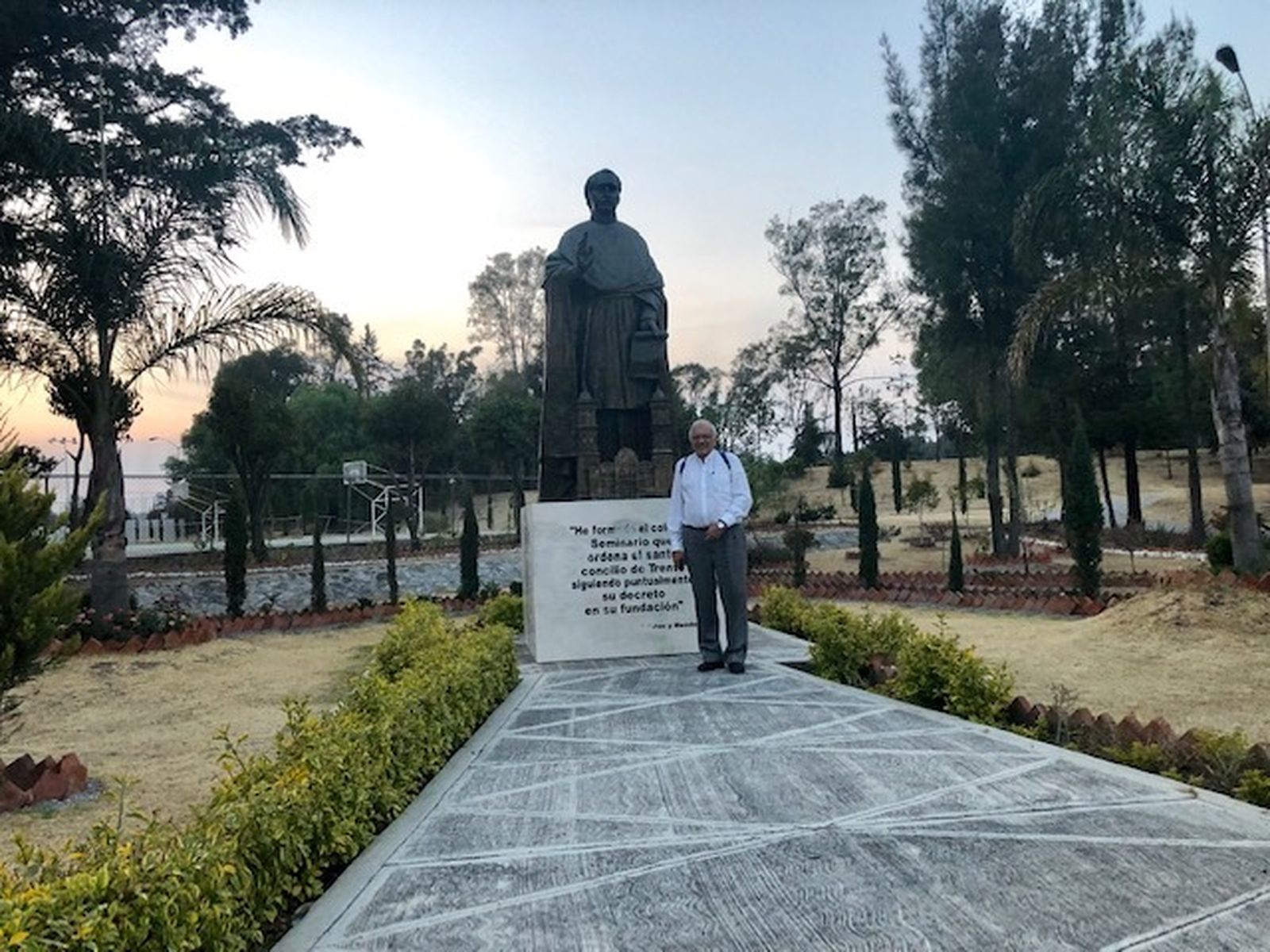 Cardenal Porras ante la estatua de Palafox