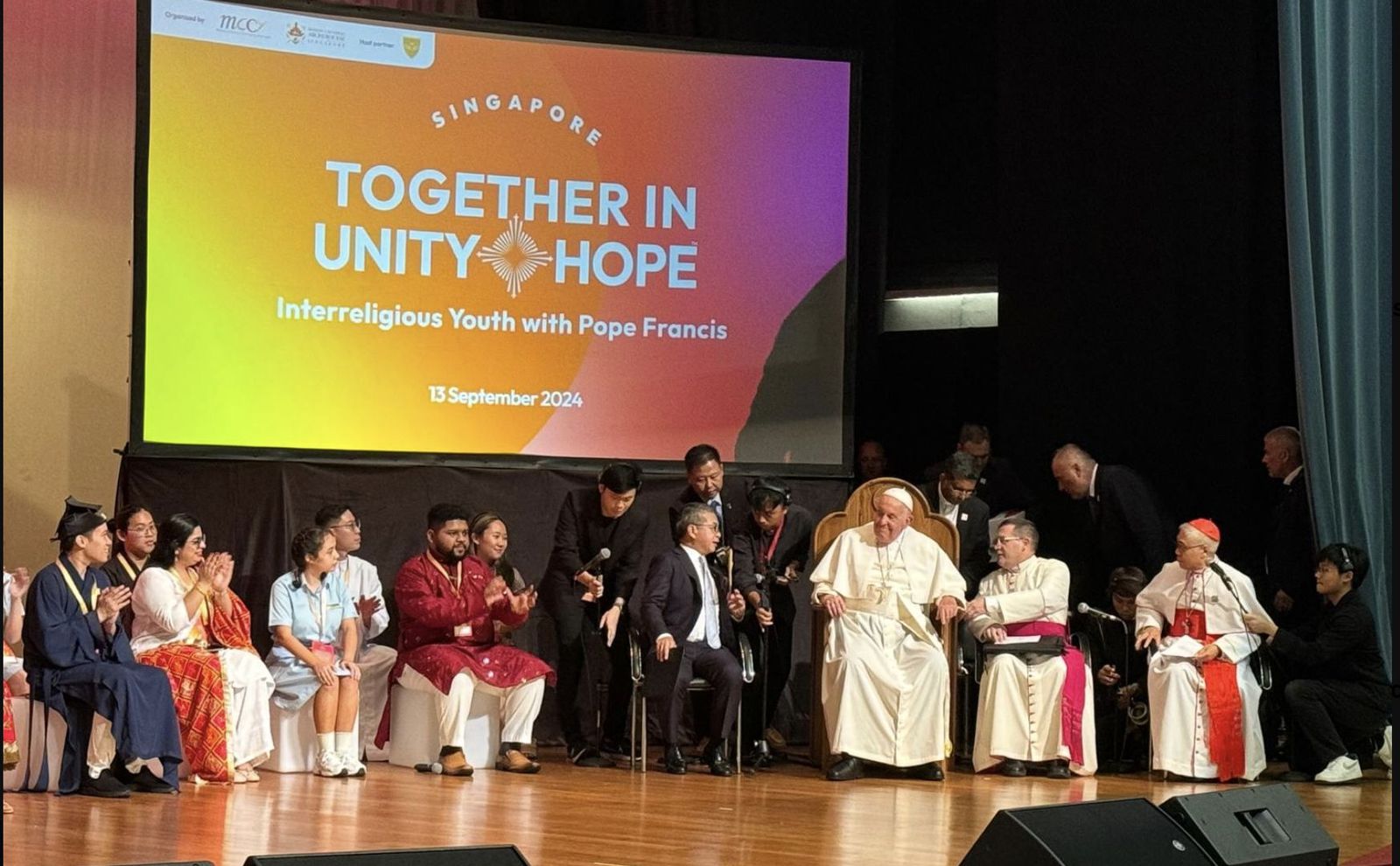 Francisco, con los jóvenes en su último acto en Singapur