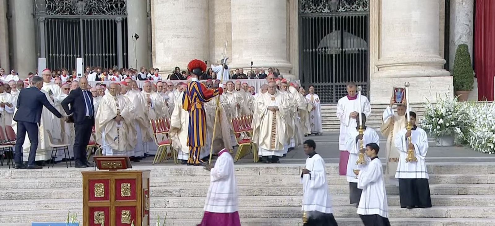 Procesión con el Evangelio hasta el ambón
