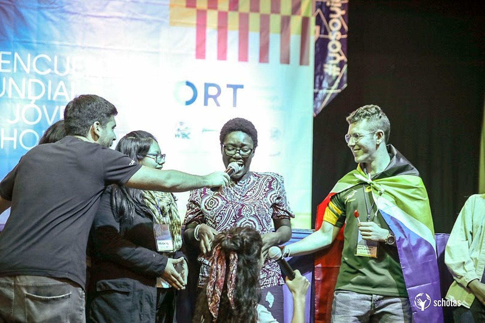 Participantes durante el "Re-Creo", un espacio de encuentro y creación donde los jóvenes tienen la oportunidad de “ser” libremente a través del baile, la música, el juego, la poesía, o cualquier otra expresión de sí mismos.