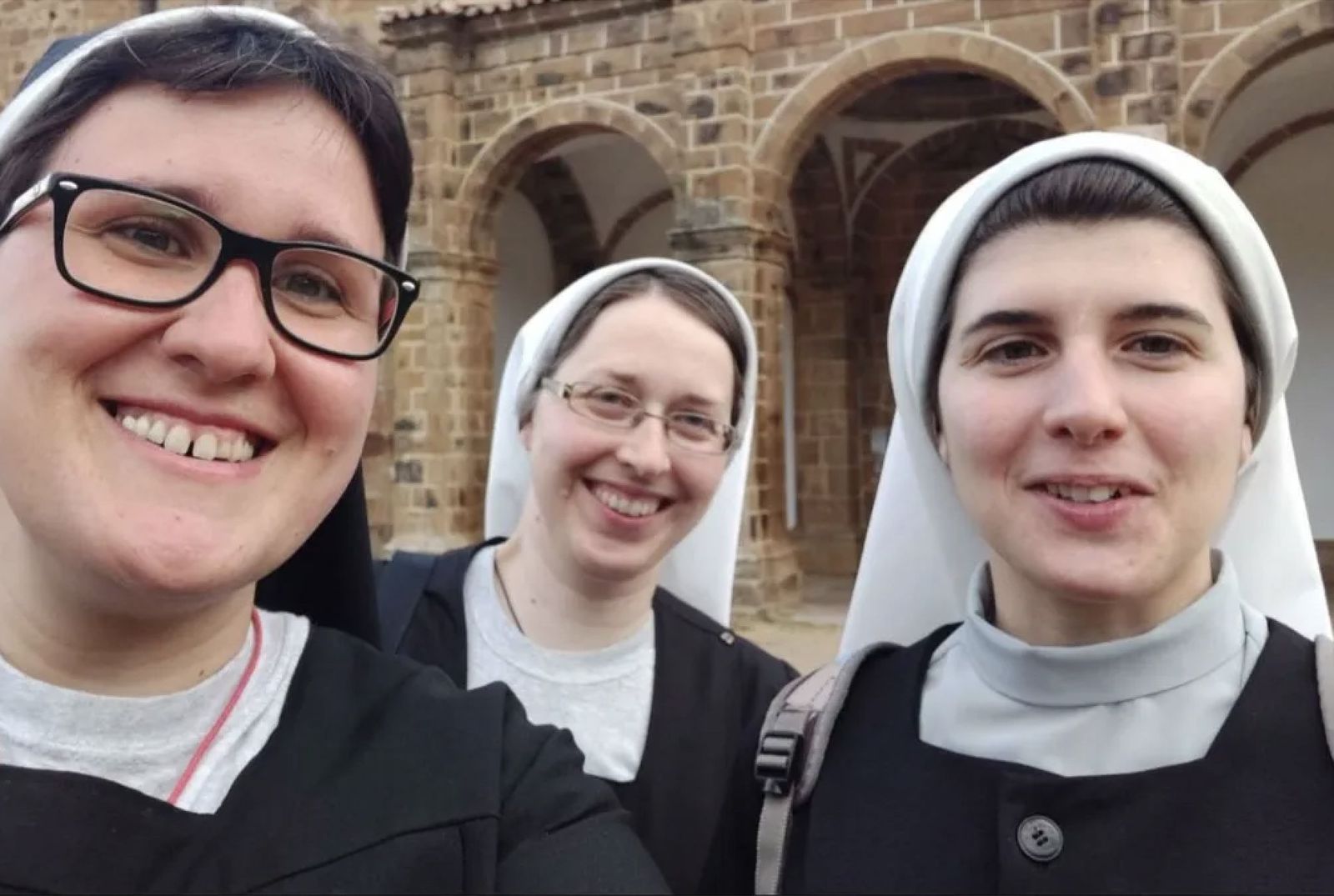 Sor Marta (dcha) con otras dos monjas benedictinas