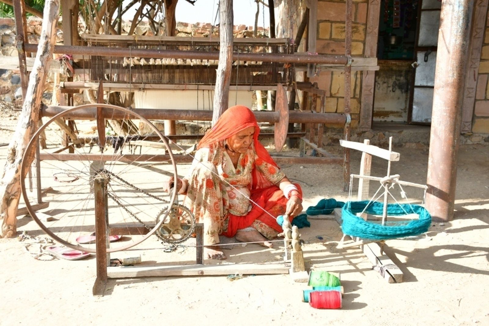 Mujer trabajando en una rueca. Rajastán.